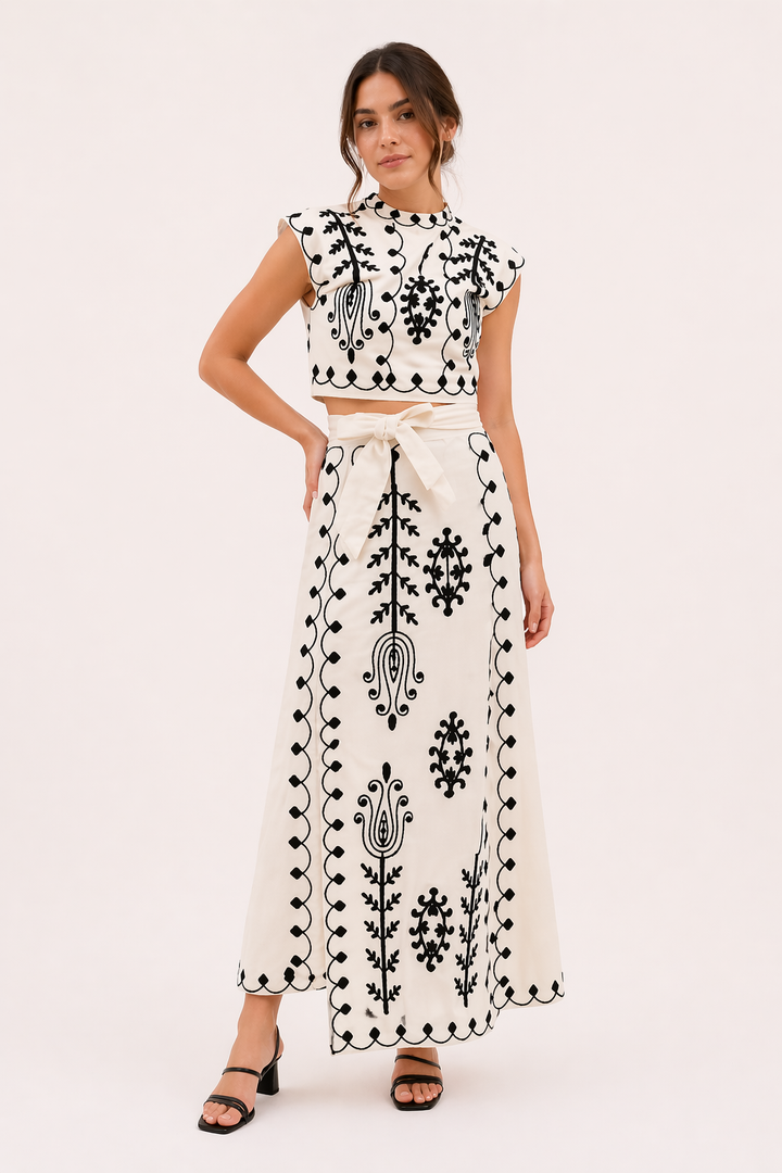 Elegante dames geborduurde tweedelige set met midirok en korte top. Perfect voor zomerse feestjes.