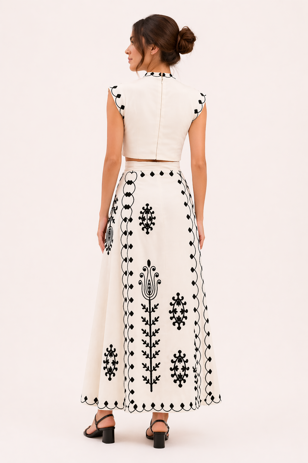 Stijlvolle tweedelige set voor dames met geborduurde midirok en bijpassende korte top.