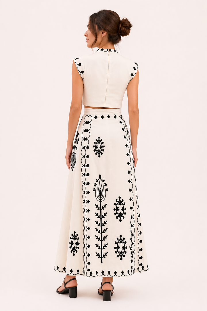 Stijlvolle tweedelige set voor dames met geborduurde midirok en bijpassende korte top.