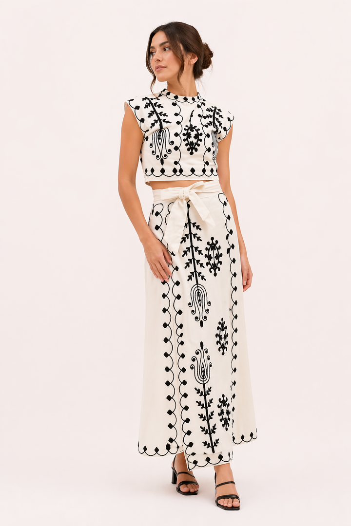 Geborduurde dames rokset: casual chic midirok en korte top. Ideaal voor zomerkleding.