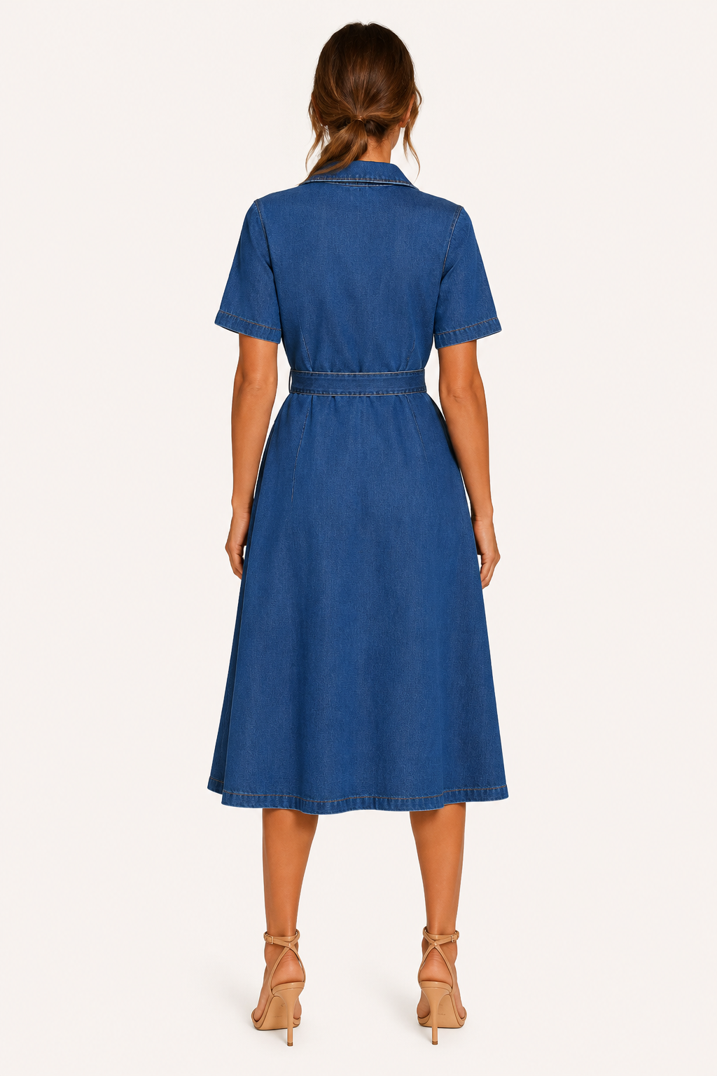 Stijlvolle dames midi-jurk in blauw met V-hals, knoopsluiting en taille-riem, ideaal voor casual zomerlooks.