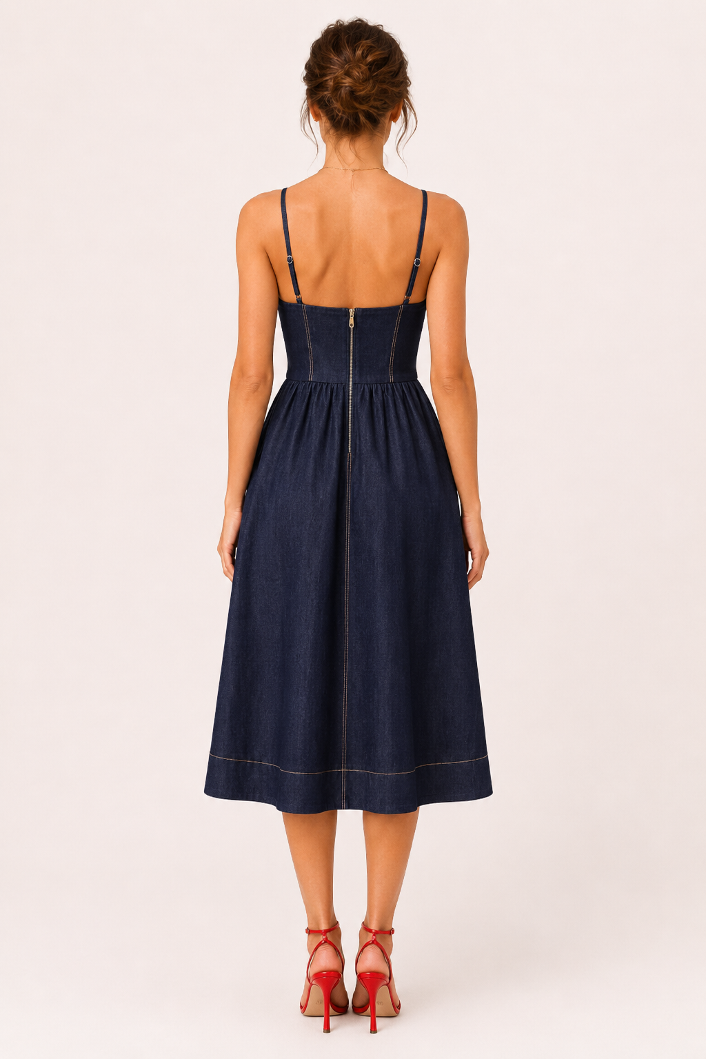 Elegante marineblauwe midi jurk voor dames, met sweetheart halslijn, ideaal als feest- of zomerjurk.