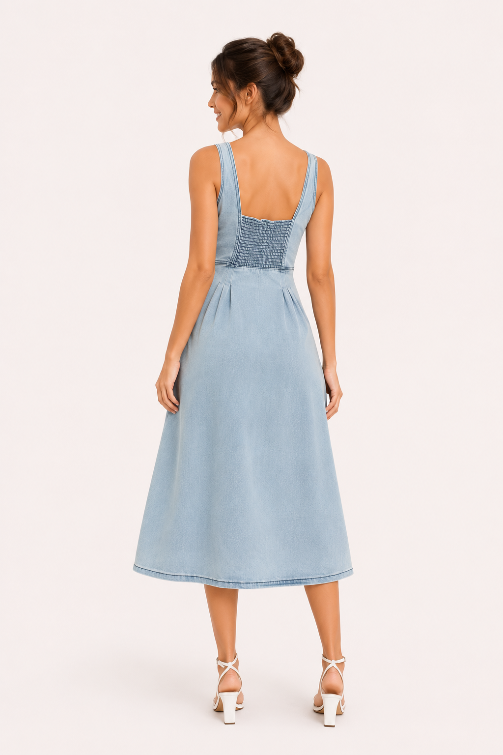 Comfortabele casual midi-jurk voor dames met brede bandjes en knoopsluiting, ideaal als dagjurk.