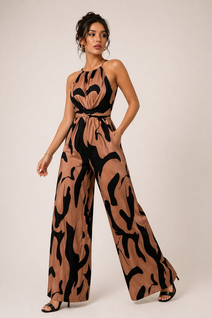 Volledig beeld van een elegante bruine dames halter jumpsuit met wijde pijpen, voor een comfortabele en stijlvolle zomerlook.