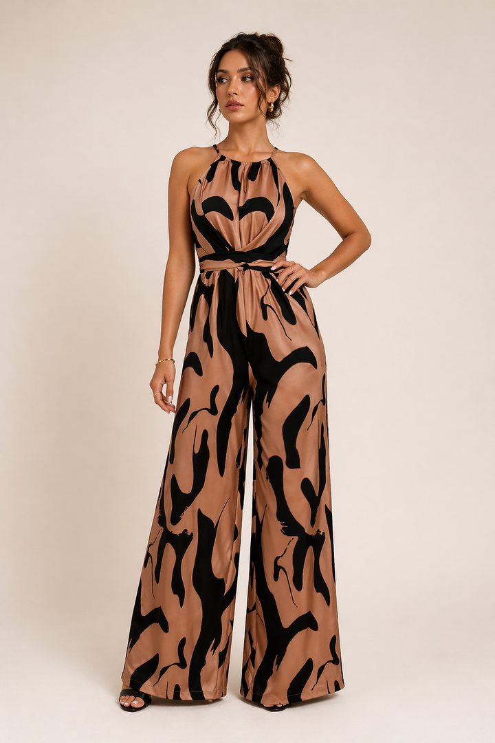 Chique dames jumpsuit in beige met haltertop en wijde pijpen, veelzijdig voor zowel feestelijke als casual-chique gelegenheden.