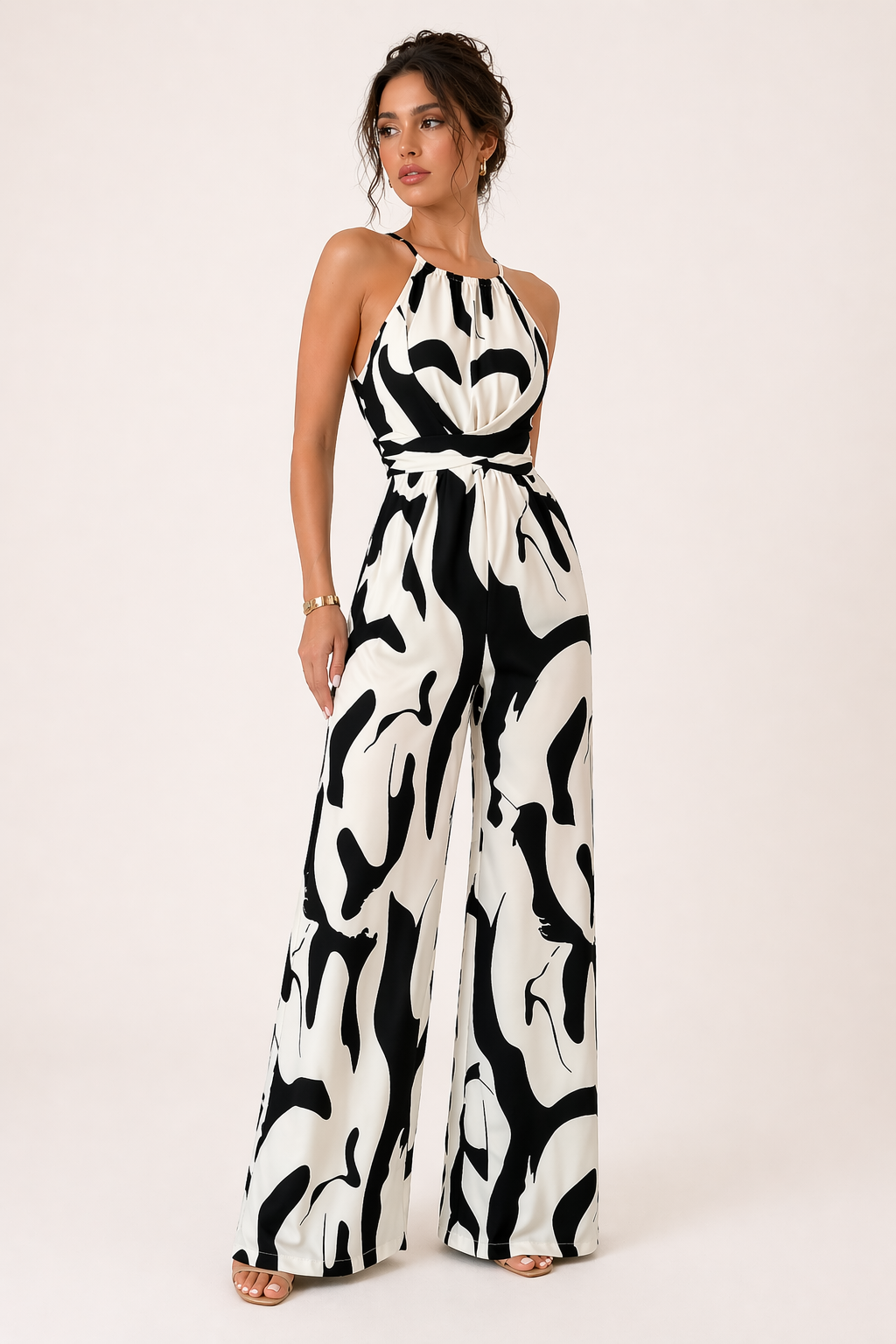 Beige dames halter jumpsuit met wijde pijpen, elegant en comfortabel, perfect voor zomerse dagen of feesten.