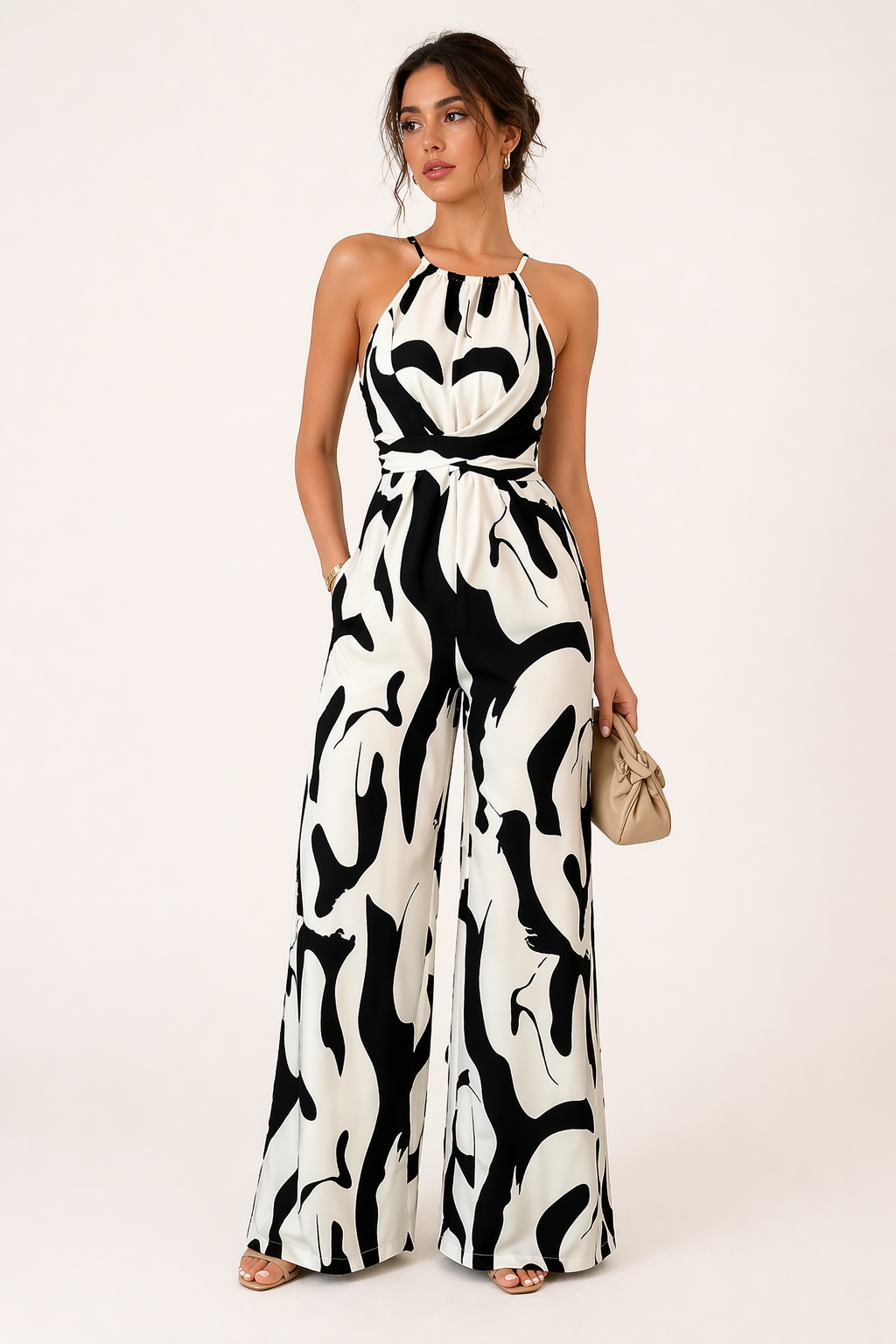 Stijlvolle beige halter jumpsuit voor dames, met soepelvallende wijde pijpen en elegante uitstraling. Zomer proof.