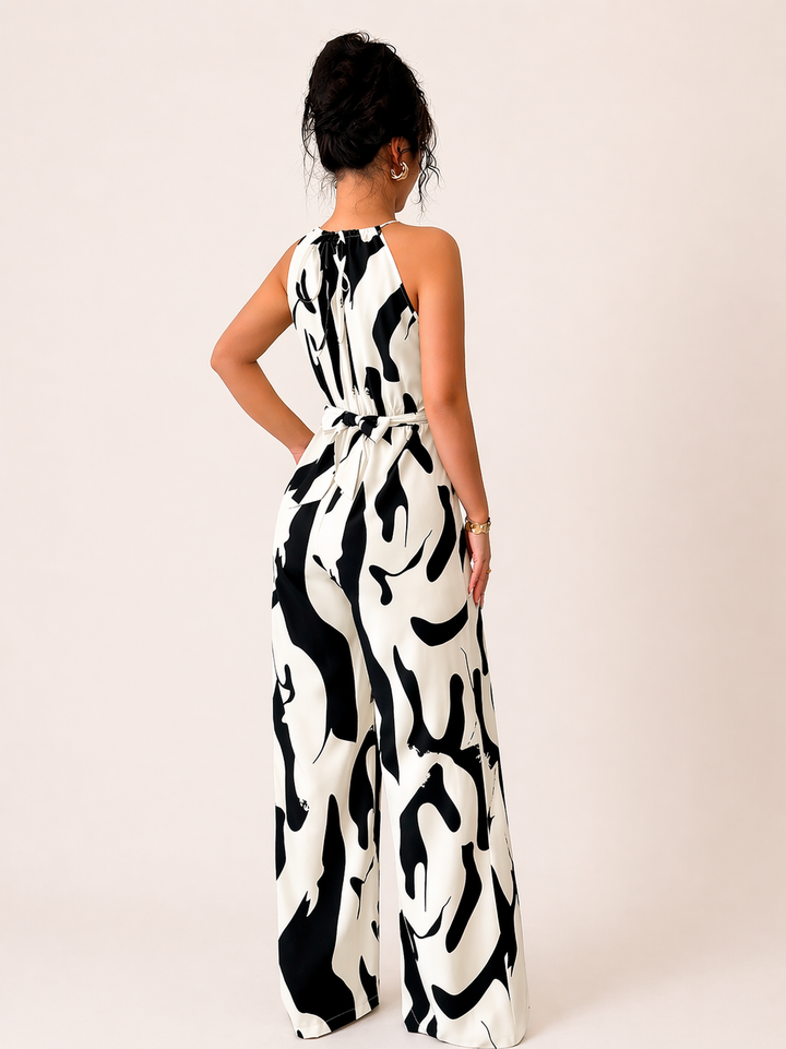 Comfortabele bruine dames jumpsuit met elegante halternek en wijde pijpen, ideaal voor een casual-chique zomerlook.