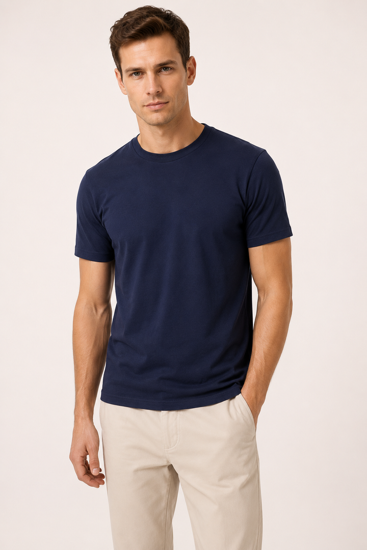 Nauwsluitend heren T-shirt met ronde hals en korte mouwen, ideaal voor moderne zomerse herenmode.