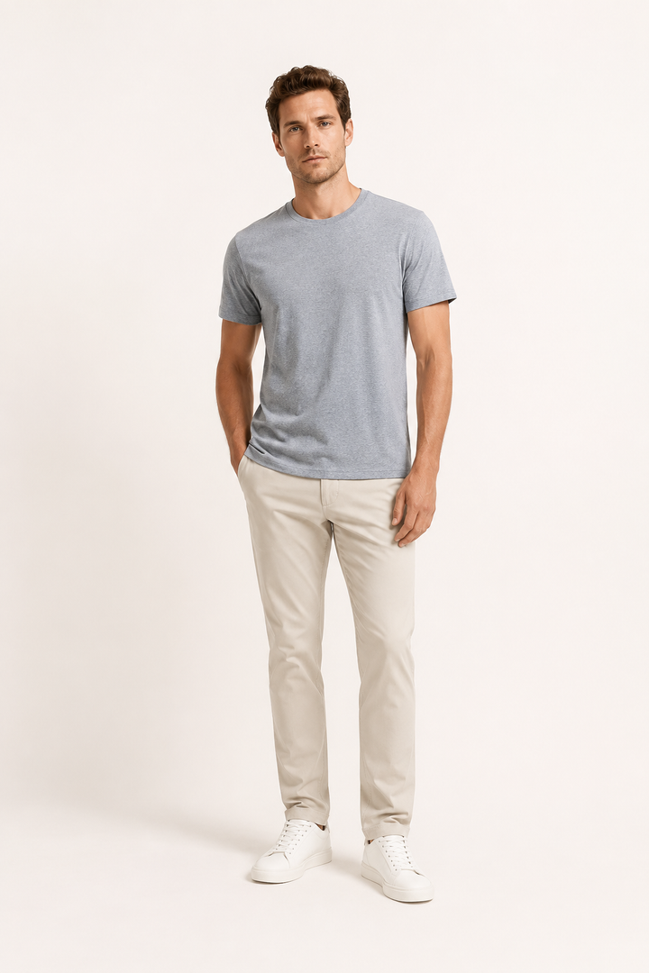 Man draagt getailleerd heren T-shirt met ronde hals, accentueert comfort en een moderne casual pasvorm.