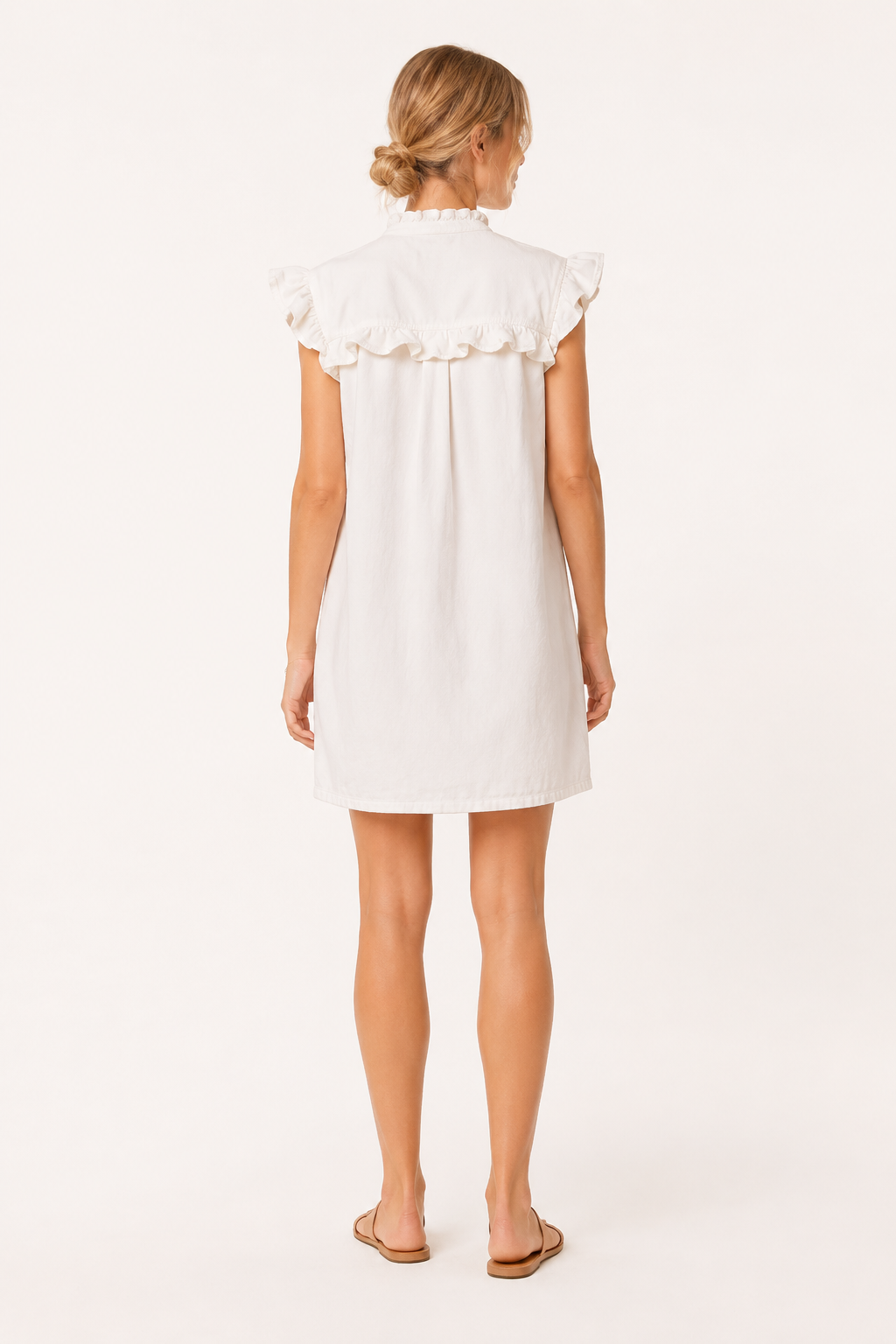 Trendy korte dames jurk met elegante ruches en functionele casual knoopsluiting, perfect voor elke gelegenheid.