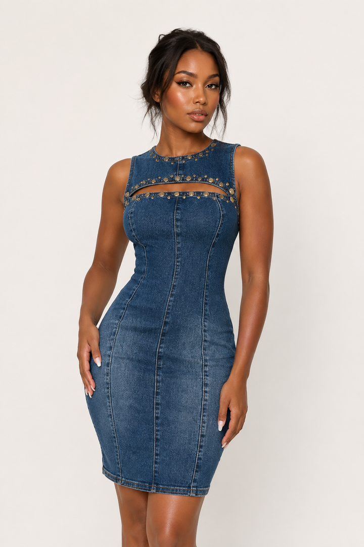 Getailleerde blauwe damesjurk, kort en mouwloos, met glanzende metallic details; ideaal voor feesten of casual uitgaan.