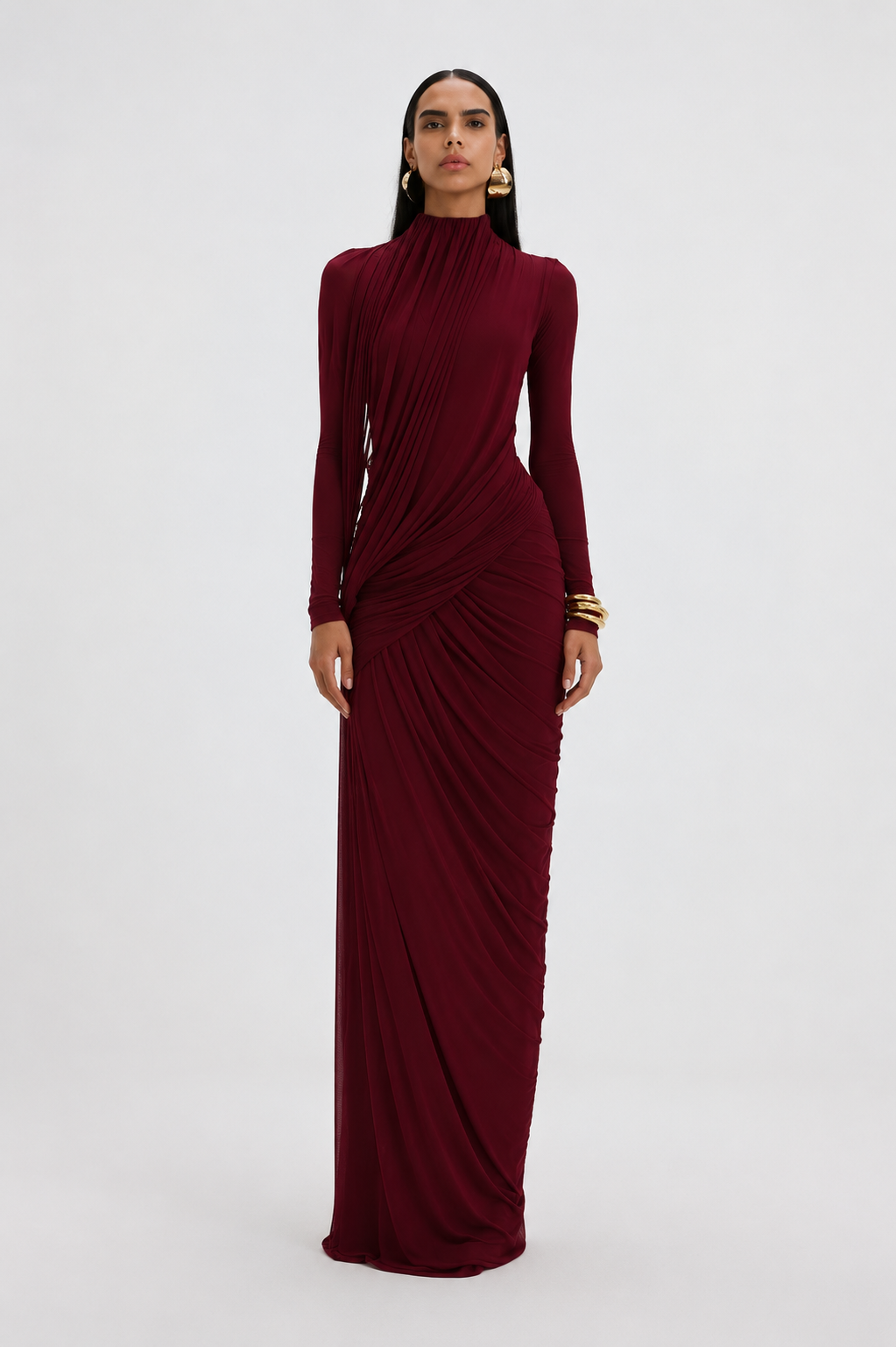 Feestelijke lange damesjurk met elegante lange mouwen en verfijnde drapering, ideaal voor avondfeesten.