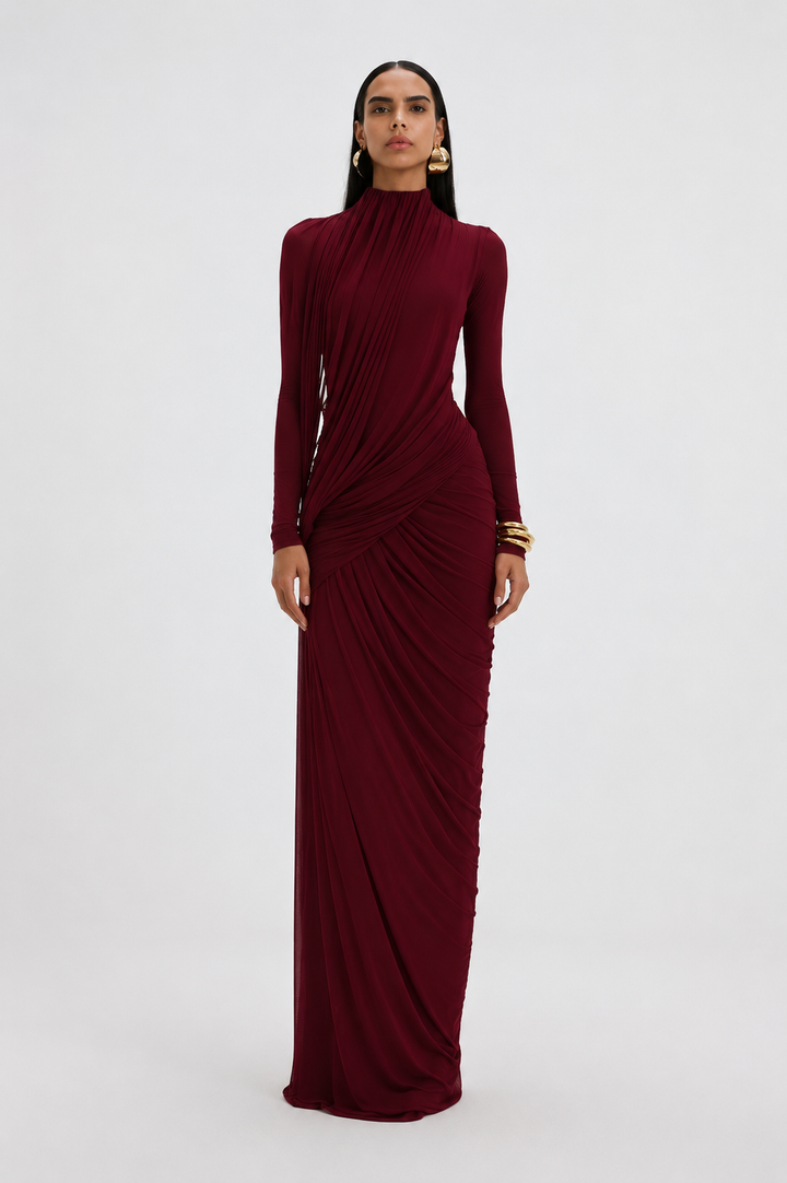 Feestelijke lange damesjurk met elegante lange mouwen en verfijnde drapering, ideaal voor avondfeesten.
