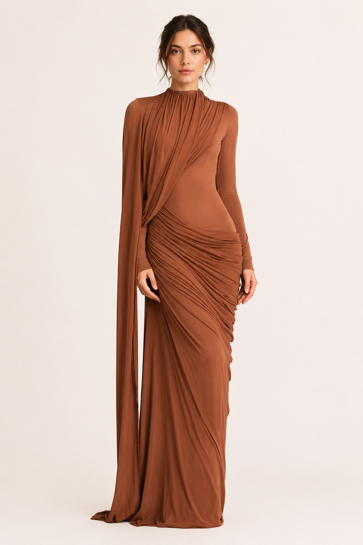 Koffiebruine dames avondjurk met lange mouwen, elegante pasvorm en flatterende drapering.
