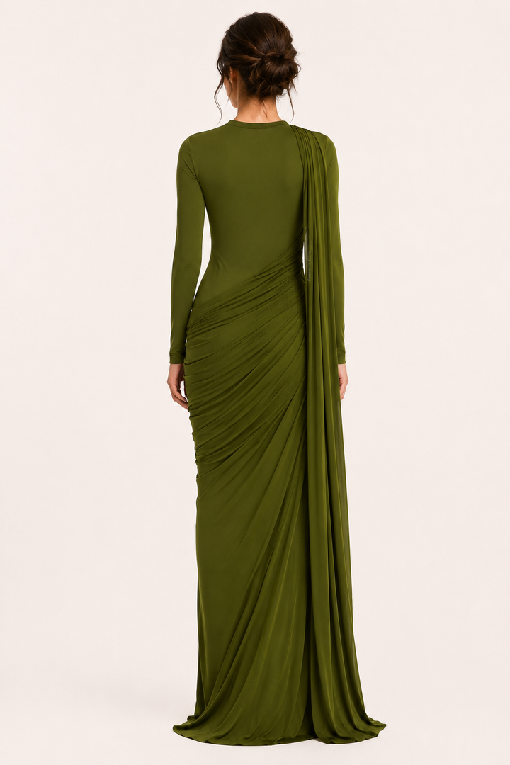 Groene galajurk voor dames, met elegante drapering en lange mouwen. Ideaal als bruiloftsgast.