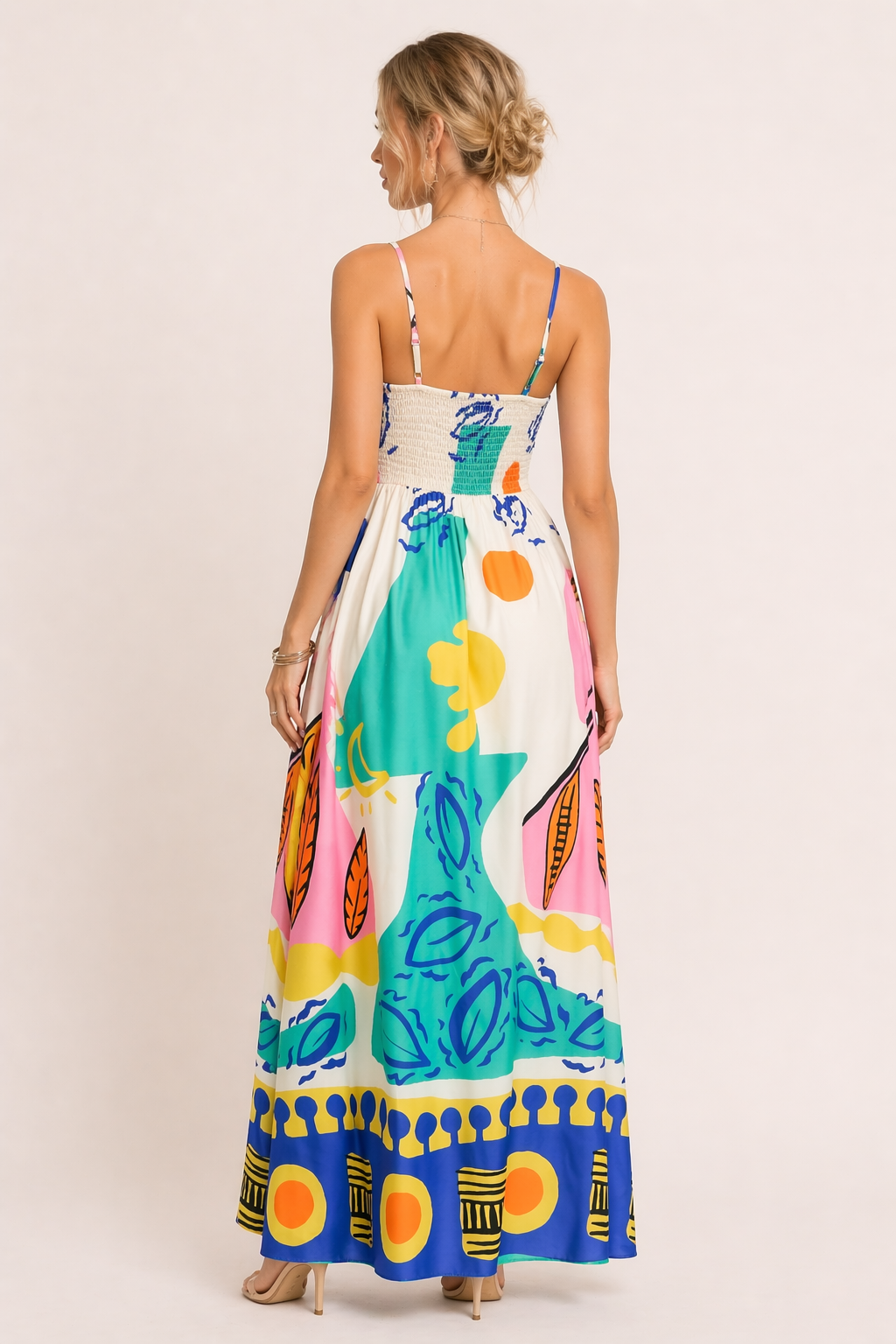 Elegante lange zomerjurk voor dames, met unieke grafische print en modieuze split, perfect voor vakantie.