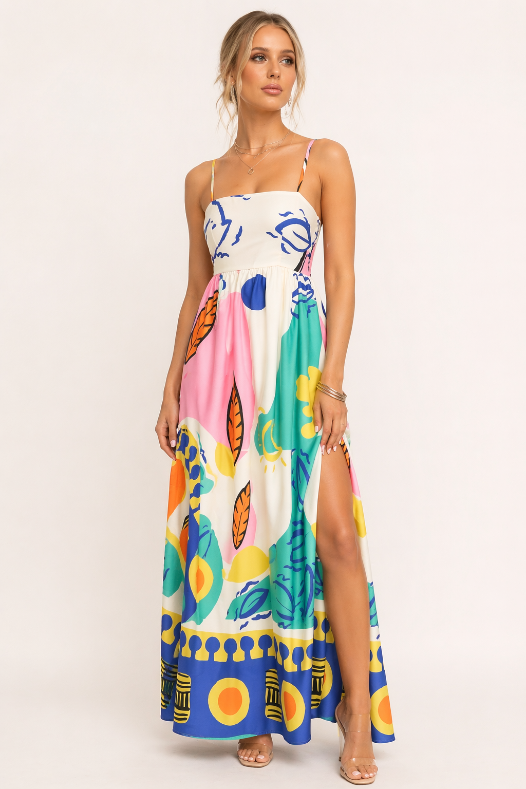 Lange dames zomerjurk met grafische print en split, een elegante witte maxi jurk voor strand of vakantie.