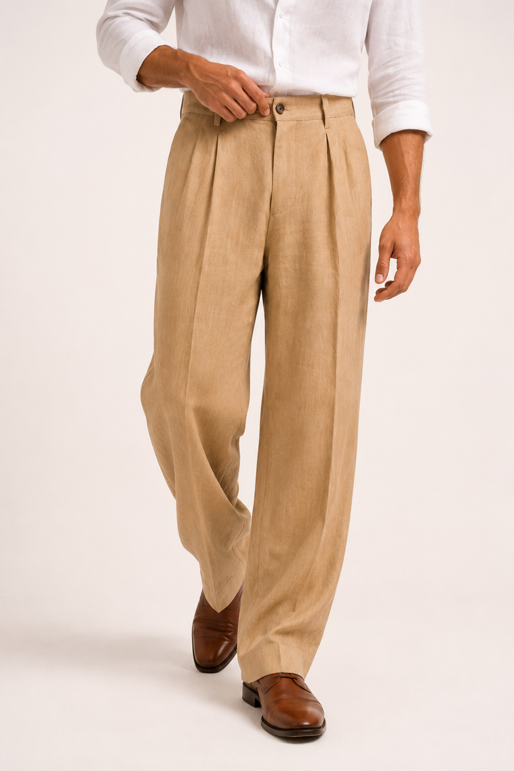 Zwarte herenbroek met dubbele plooien en rechte pasvorm, ideaal voor smart casual gelegenheden en comfort.