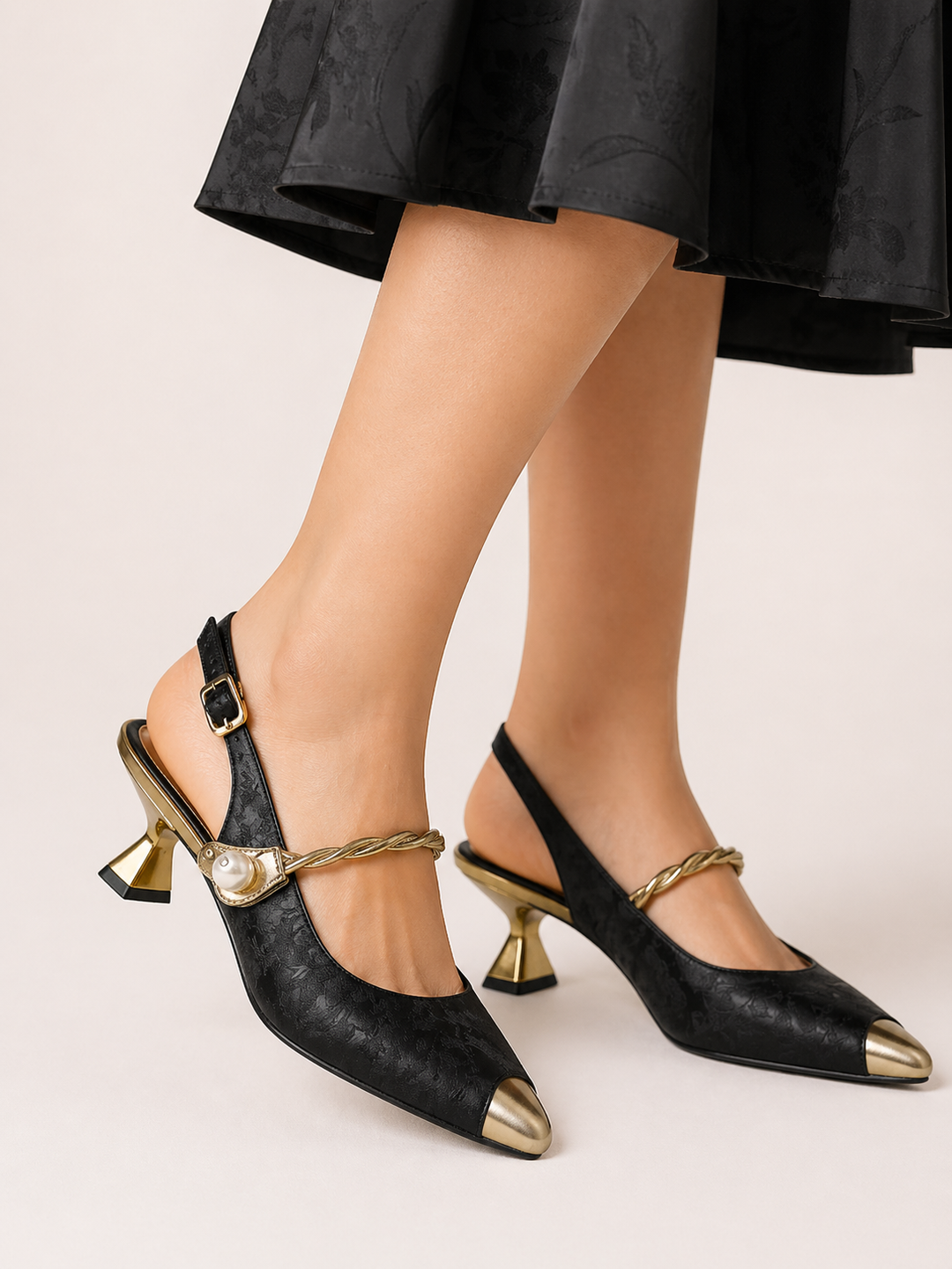 Elegante damesschoenen met lage hak en verstelbaar wreefbandje, ideaal voor kantoor of feest.