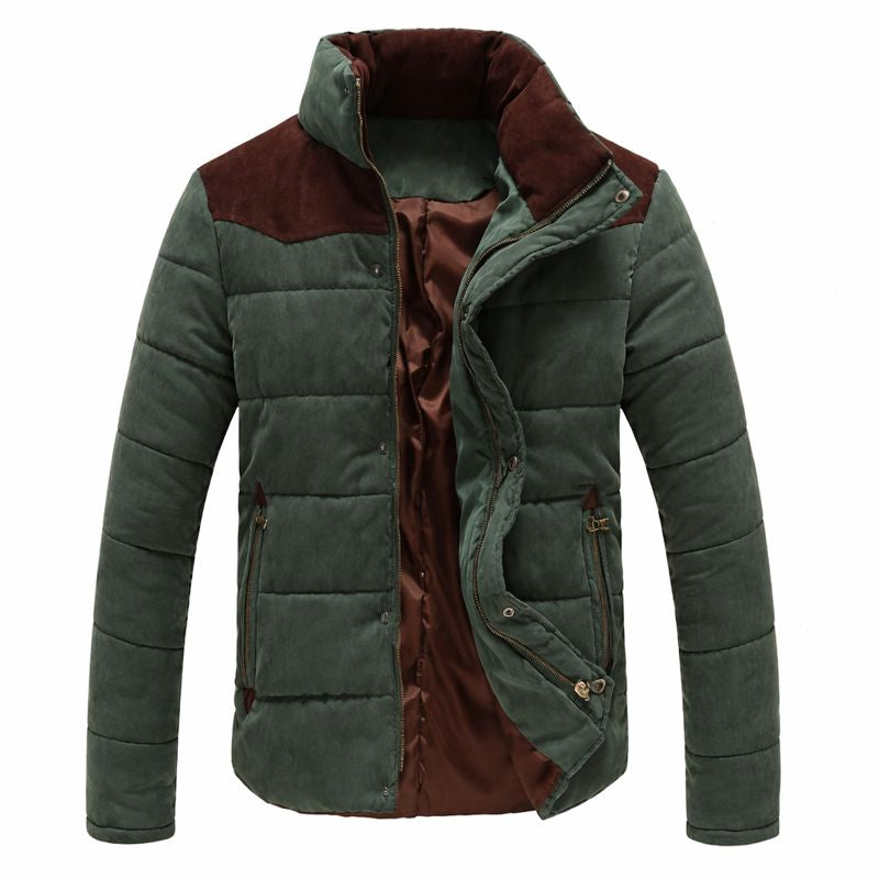 Comfortabel khaki herenjack met ritssluiting en opstaande kraag, perfect als luchtig overgangsjack voor outdoor.