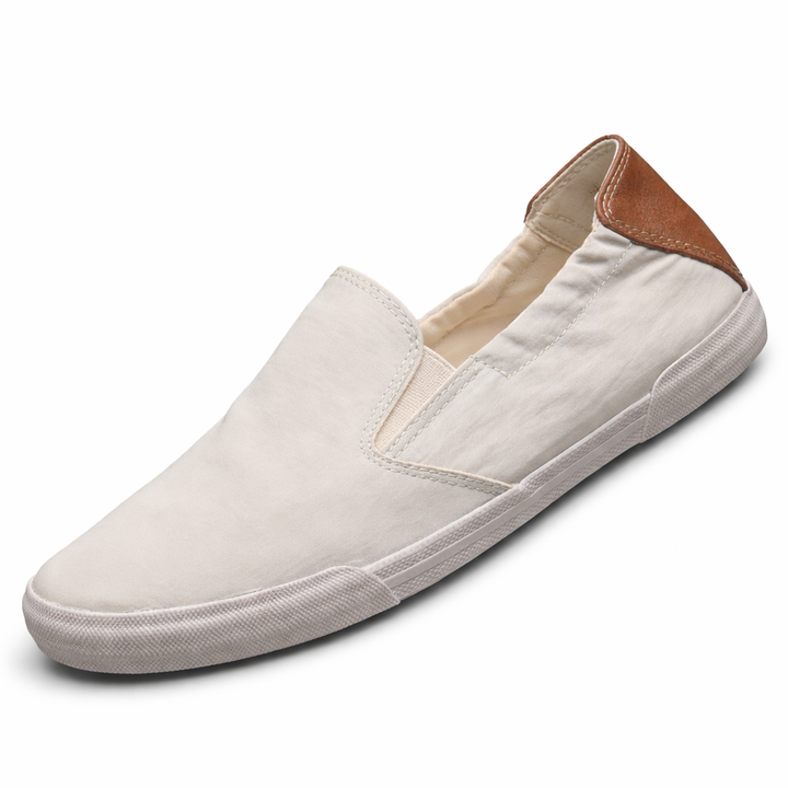 Moderne herenschoenen, slip-on instappers voor optimaal comfort. Ideaal voor een stijlvolle, ontspannen dagelijkse look.