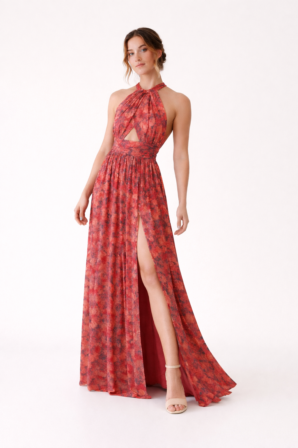 Elegante rode dames halterjurk met bloemenprint en chique split, perfect voor feestjes en avondgelegenheden.