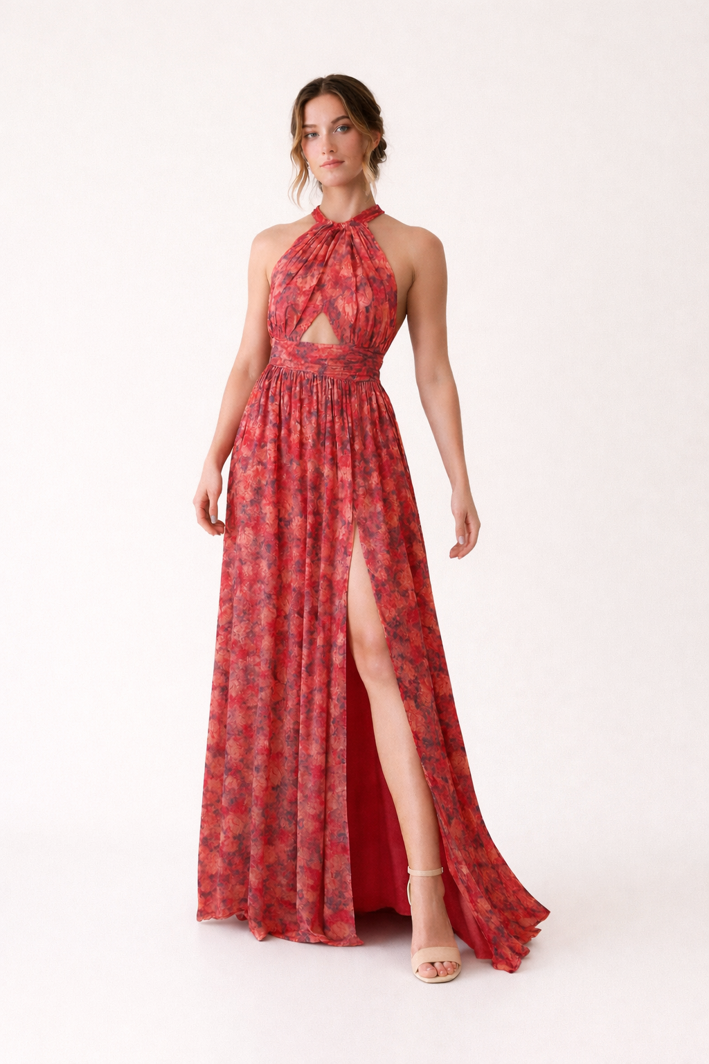 Vrouwelijke halterjurk voor dames met bloemenprint en verleidelijke split; een stijlvolle zomer- of avondjurk.
