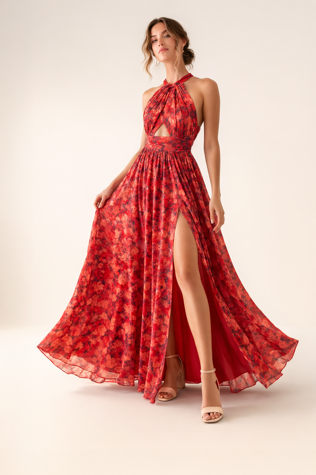 Zelfverzekerde dames halterjurk met opvallende bloemenprint en hoge split, een elegante keuze voor elke gelegenheid.