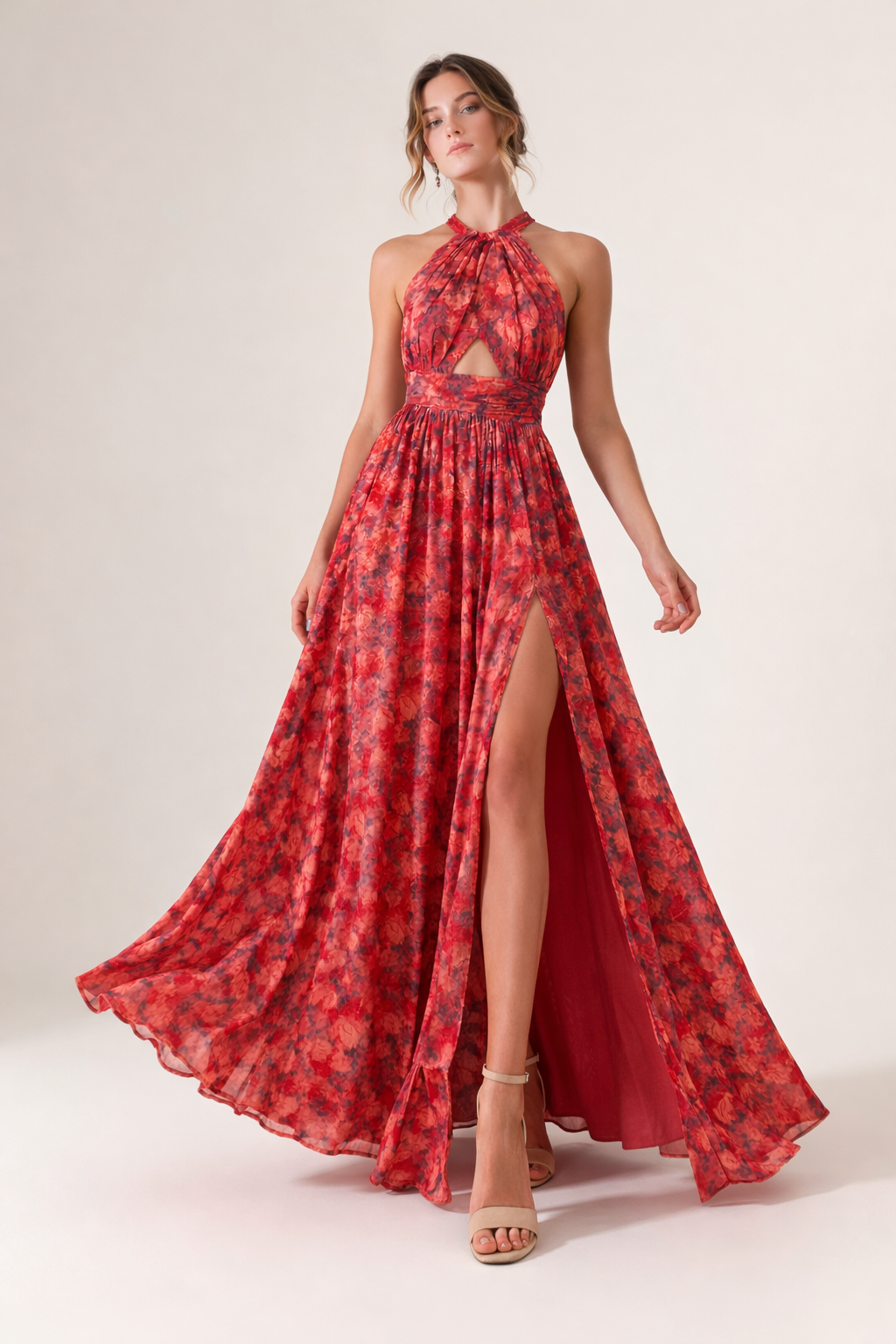 Chique rode bloemenprint halterjurk voor dames met een elegante split, ideaal als feestjurk of zomerjurk.