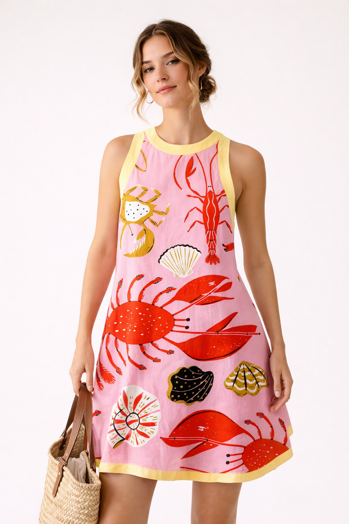 Dames mini-jurk in rosa met levendige marineprint, perfect voor zomerse dagen en vakanties.