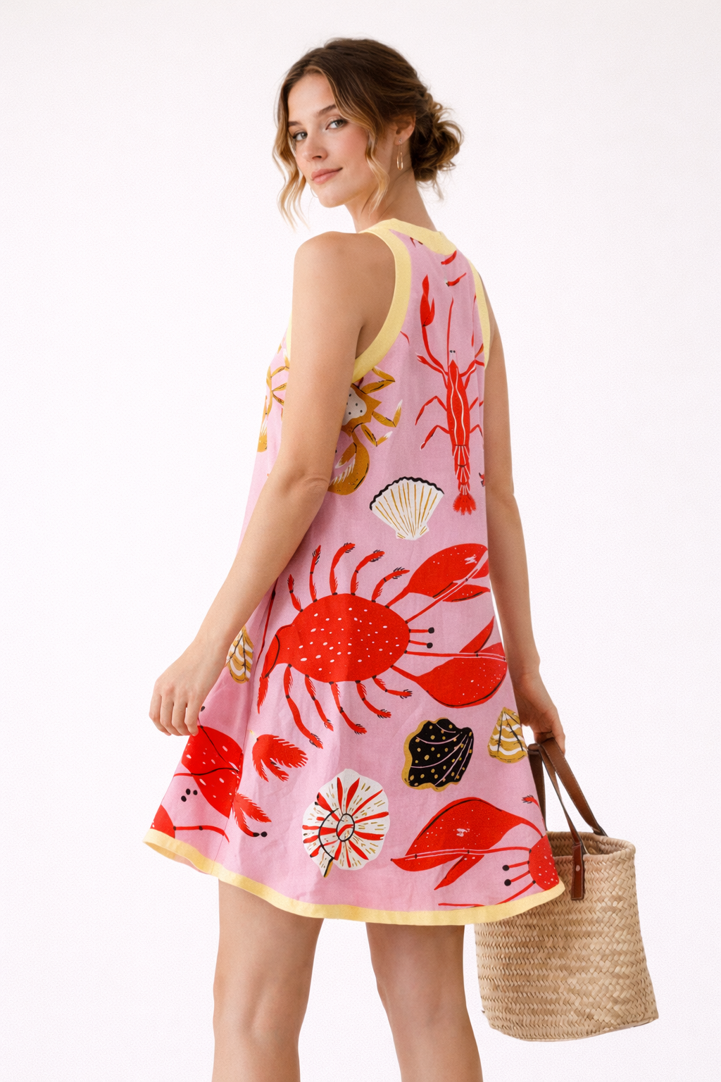 Modieuze casual rosa mini-jurk met marineprint, ideale strandkleding of zomerjurk voor dames.