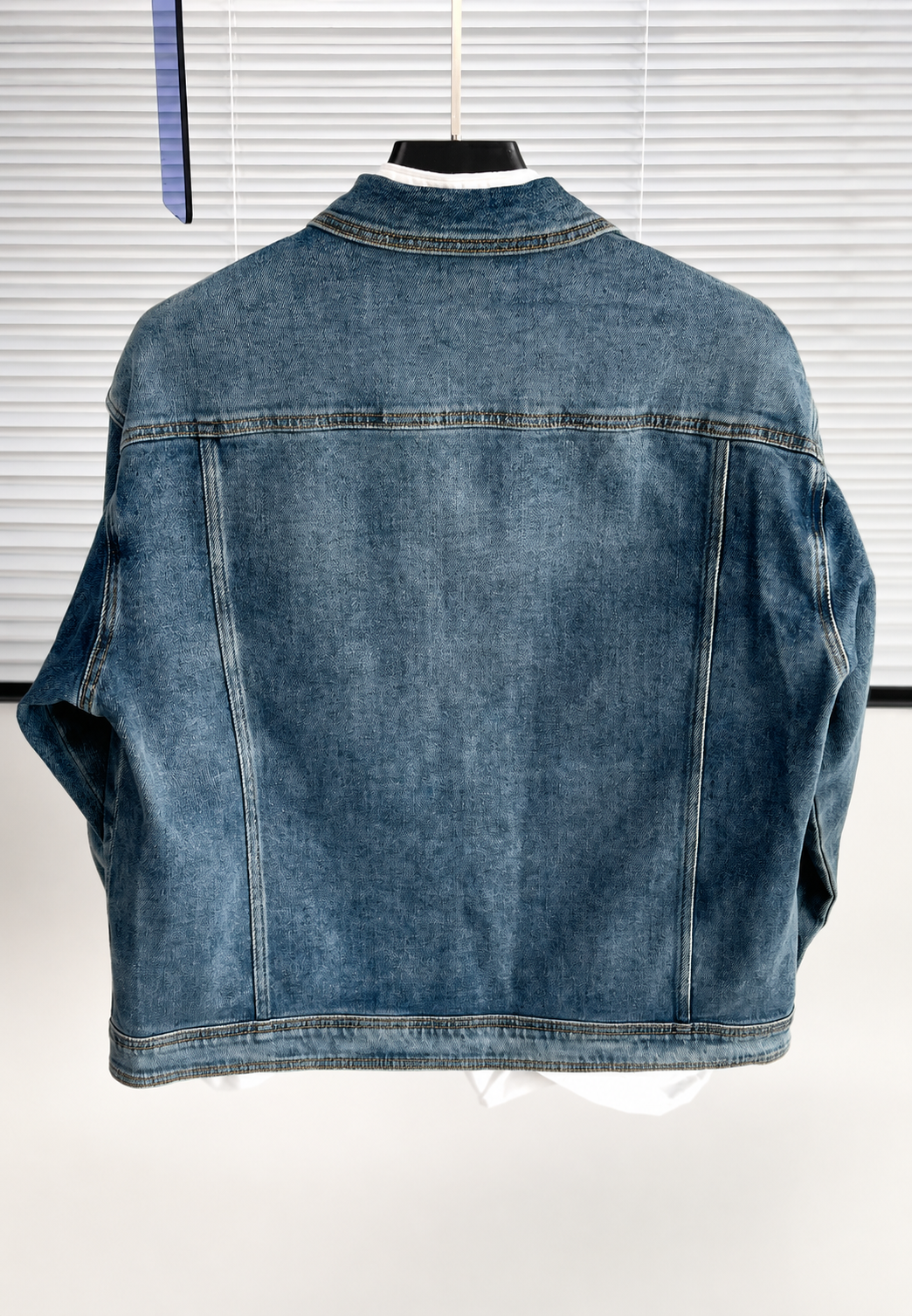 Comfortabel heren spijkerjack met trendy verwassen blauw design en functionele grote zakken; veelzijdig voor najaar.
