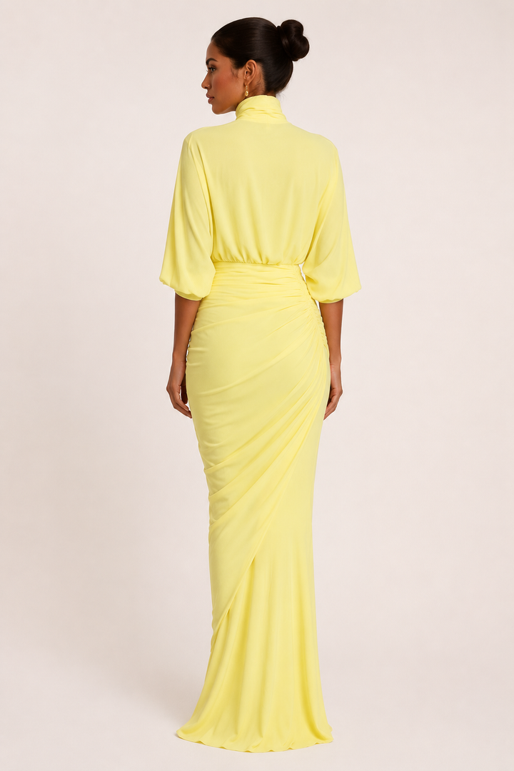 Chique avondjurk voor dames met elegante hoge hals en subtiele ruches, ideaal voor gala's.