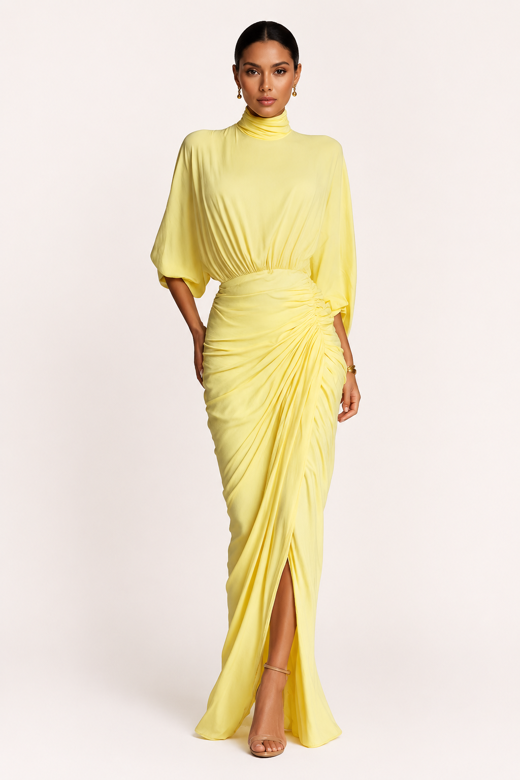 Elegante lange damesjurk met hoge hals en ruches, perfect als feestjurk of bruiloftsgastenjurk.