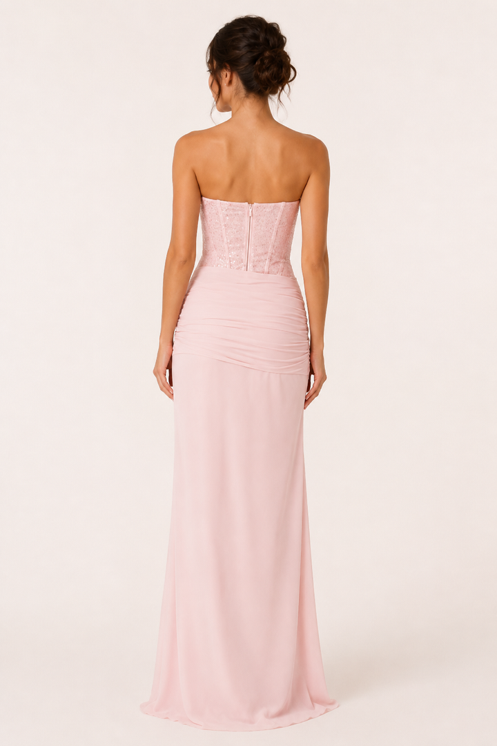 Roze avondjurk voor dames met verfijnd korsetdetail en vloeiende lange rok, elegant voor feesten.