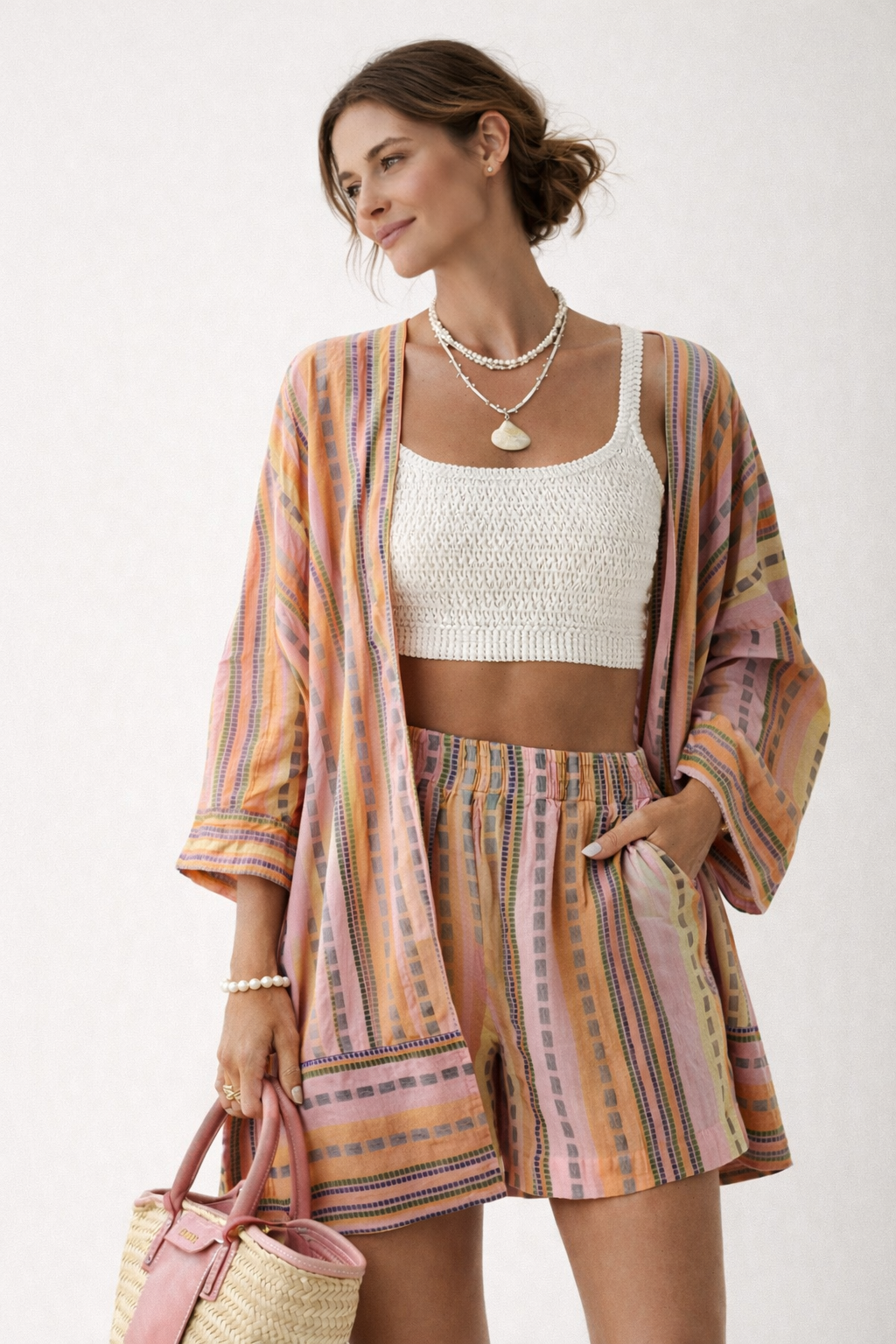 Trendy bohemian dames zomer set met levendige print, bestaande uit shorts en top, ideaal voor relaxte zomerdagen.