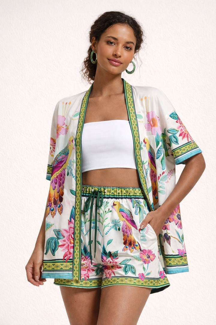 Groene bedrukte dames set met comfortabele blouse en shorts, ideaal voor zomerse casual dagen of strandkleding.