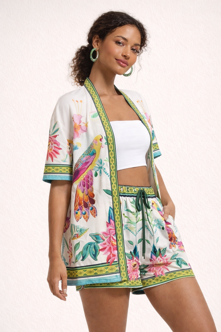 Comfortabele groene dames shorts set met trendy bedrukte blouse voor een casual zomerse look.