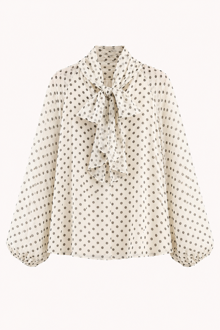 Chique beige damesblouse met bruine stippen, een elegant strikdetail en elegante pofmouwen, perfect voor damesmode.