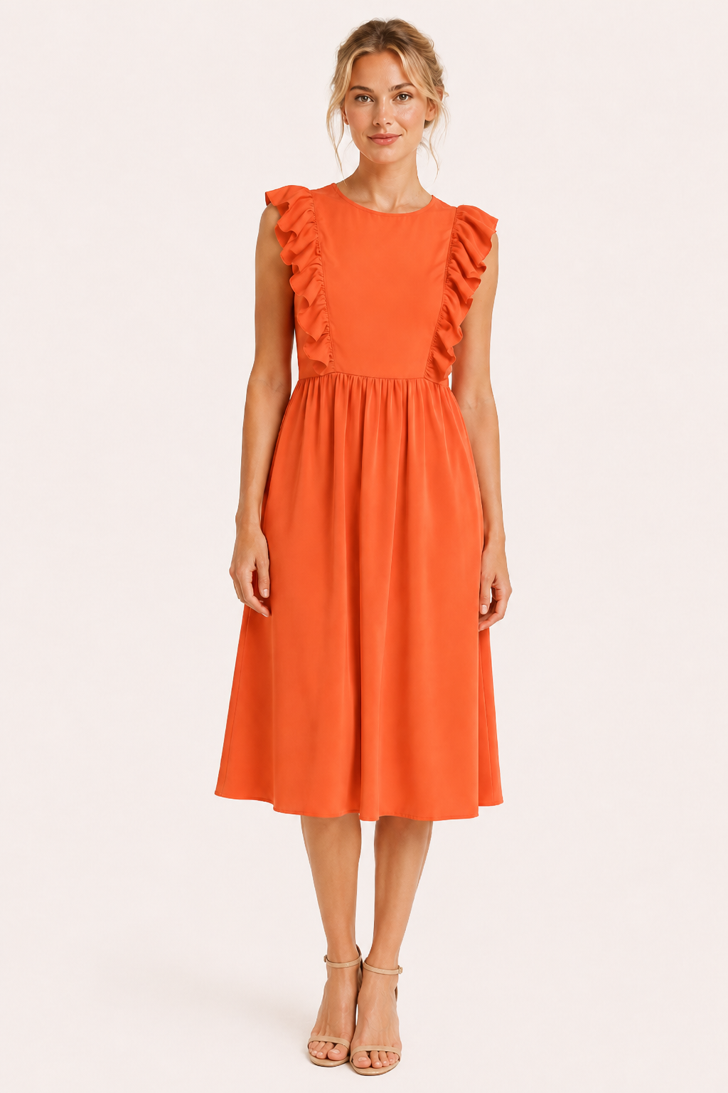 Elegante lange damesjurk met ruches, wijde rok en ronde hals, ideaal als feestjurk of zomerjurk.