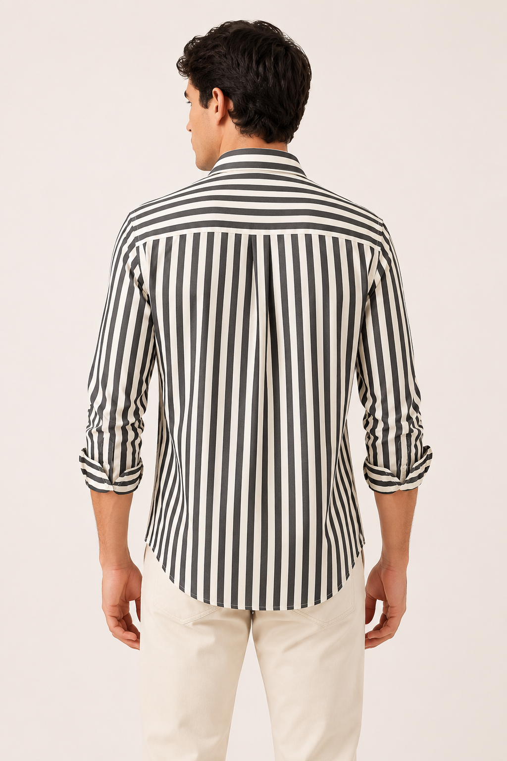 Model draagt blauw heren relaxed fit gestreept overhemd. Casual, comfortabel en stijlvol voor lente/zomer herenmode.