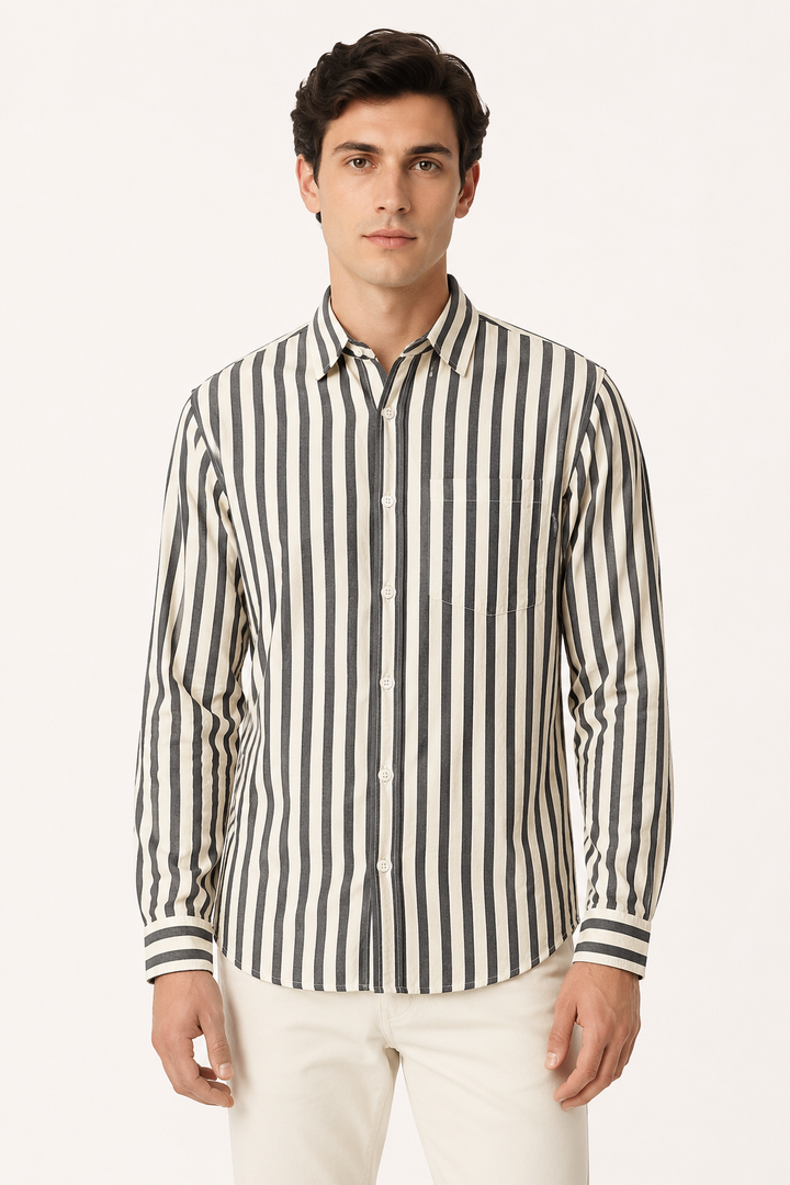 Heren relaxed fit gestreept overhemd, achterkant. Comfortabele en stijlvolle top voor lente en zomer casual outfits.