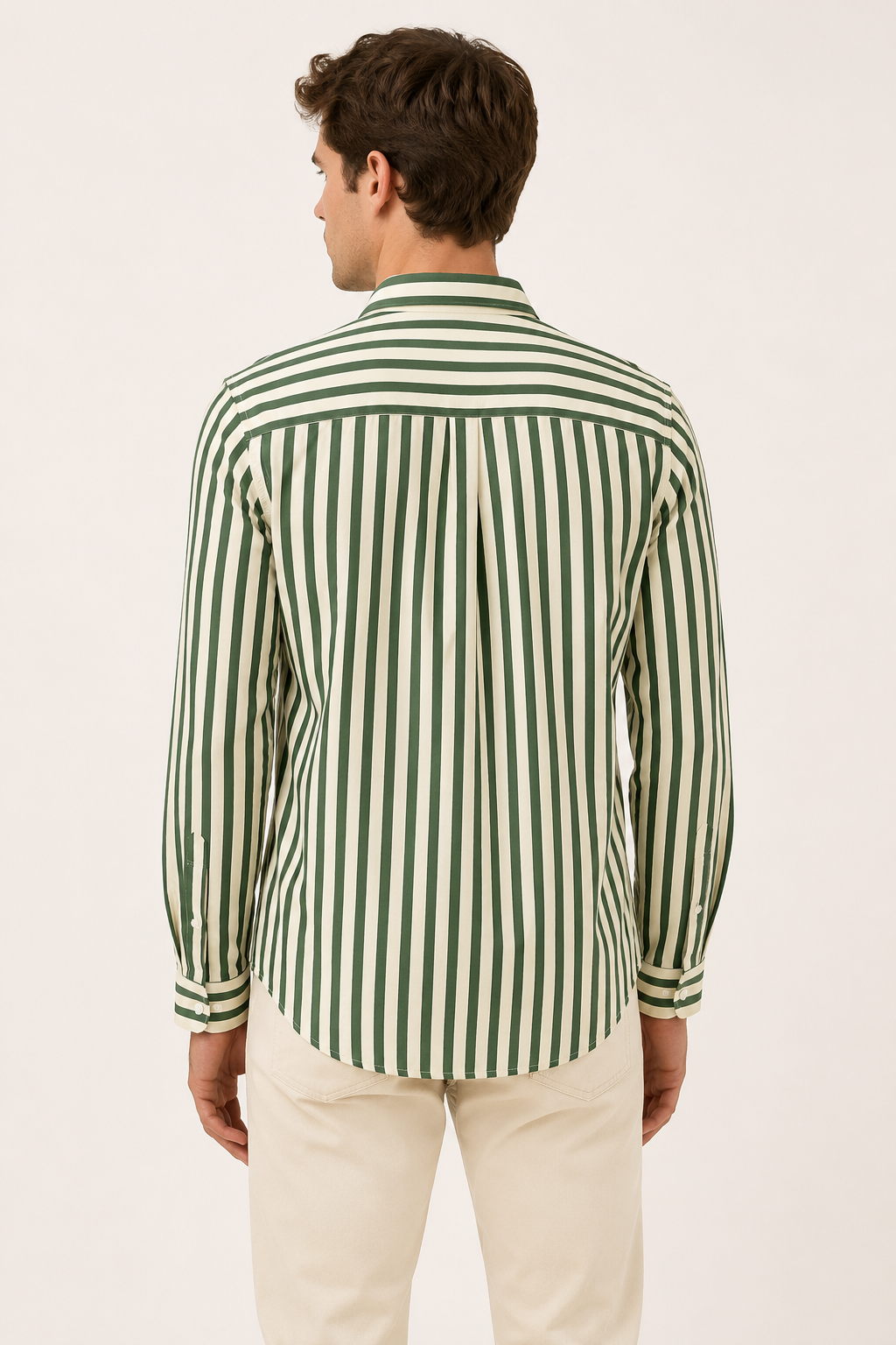 Detail van gestreept heren overhemd, relaxed fit. Zachte stof benadrukt comfort voor lente en zomer casual stijl.
