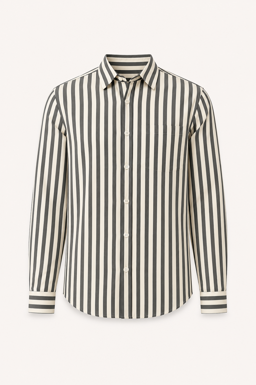 Heren gestreept overhemd, relaxed fit, opgevouwen. Klaar voor lente/zomer; een comfortabele, veelzijdige casual top.