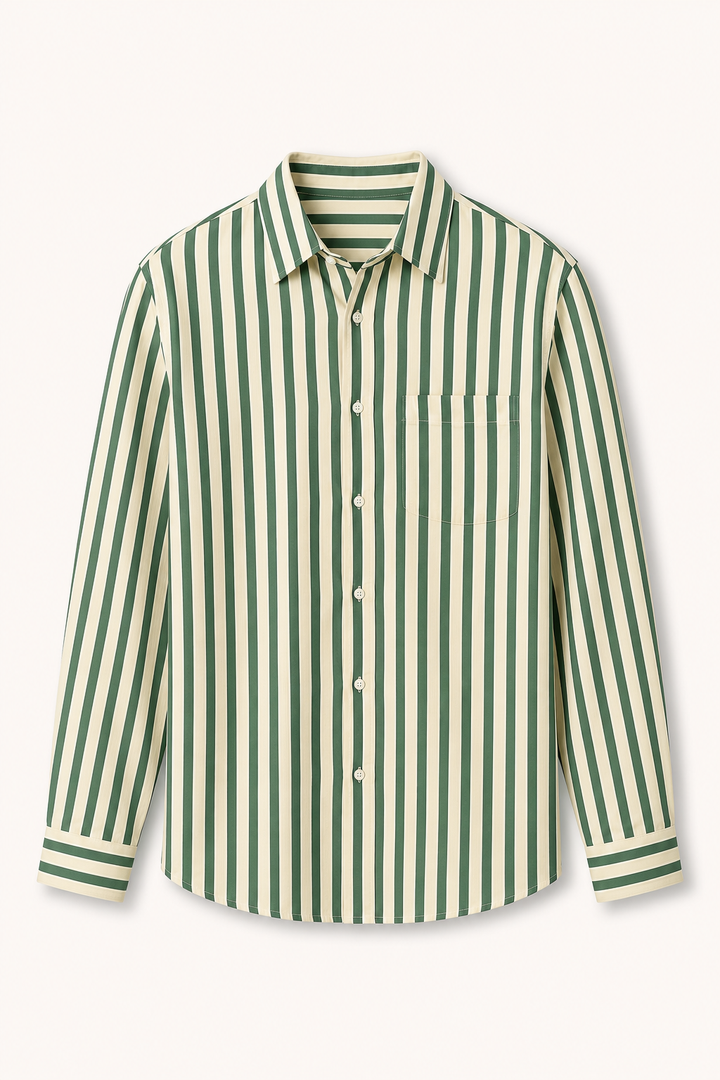 Heren gestreept overhemd, relaxed fit, open gedragen. Stijlvolle en veelzijdige lente/zomer top voor casual dagen.