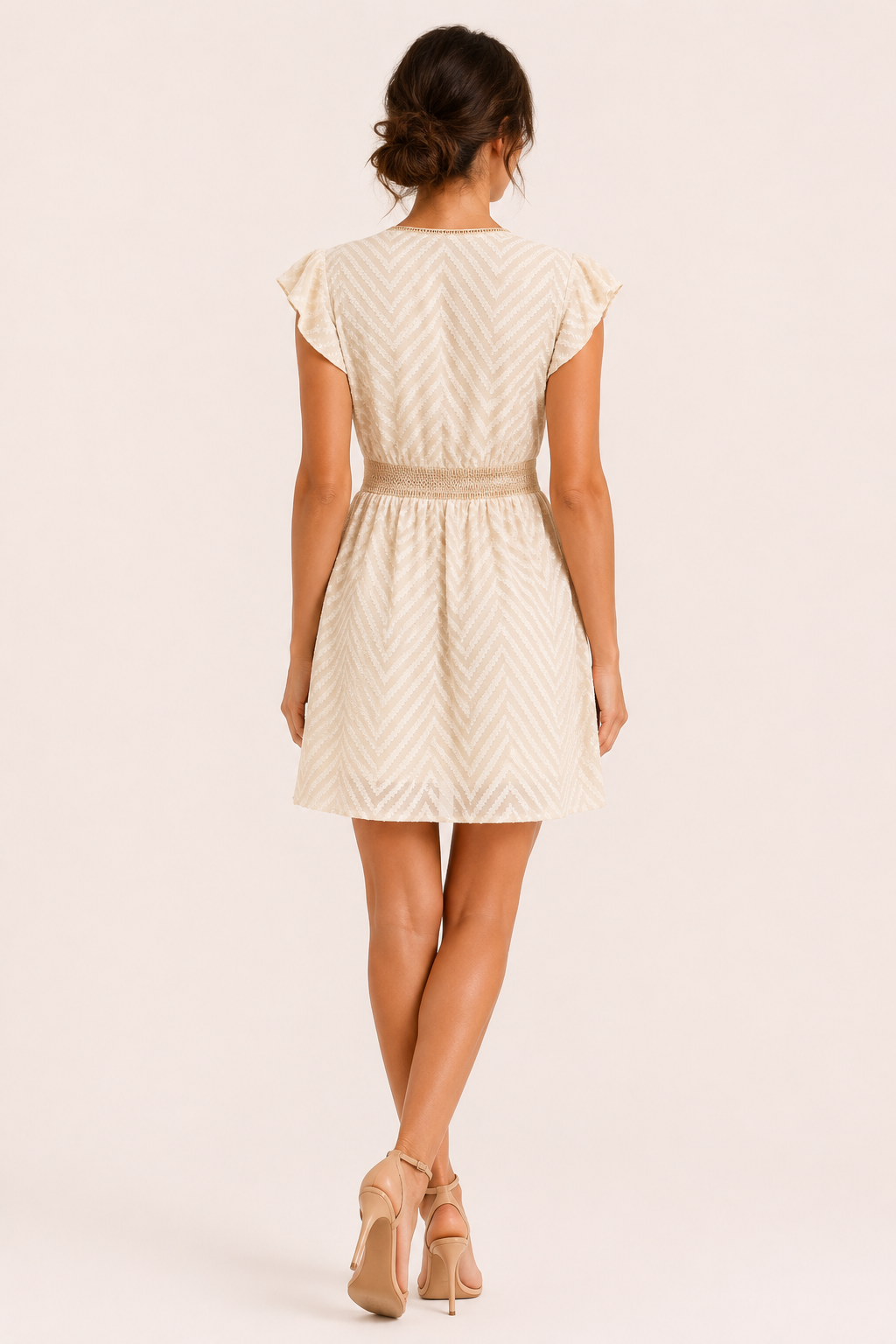 Elegante Bohemien dames zomerjurk met ruches, korte mouwen en V-hals, perfect voor een feestje.