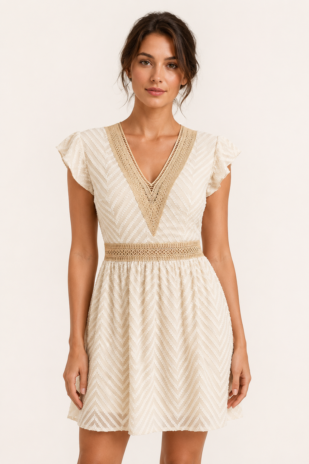 Zomerse damesjurk met zigzag print, V-hals, korte mouwen en elegante ruches in bohemien stijl.