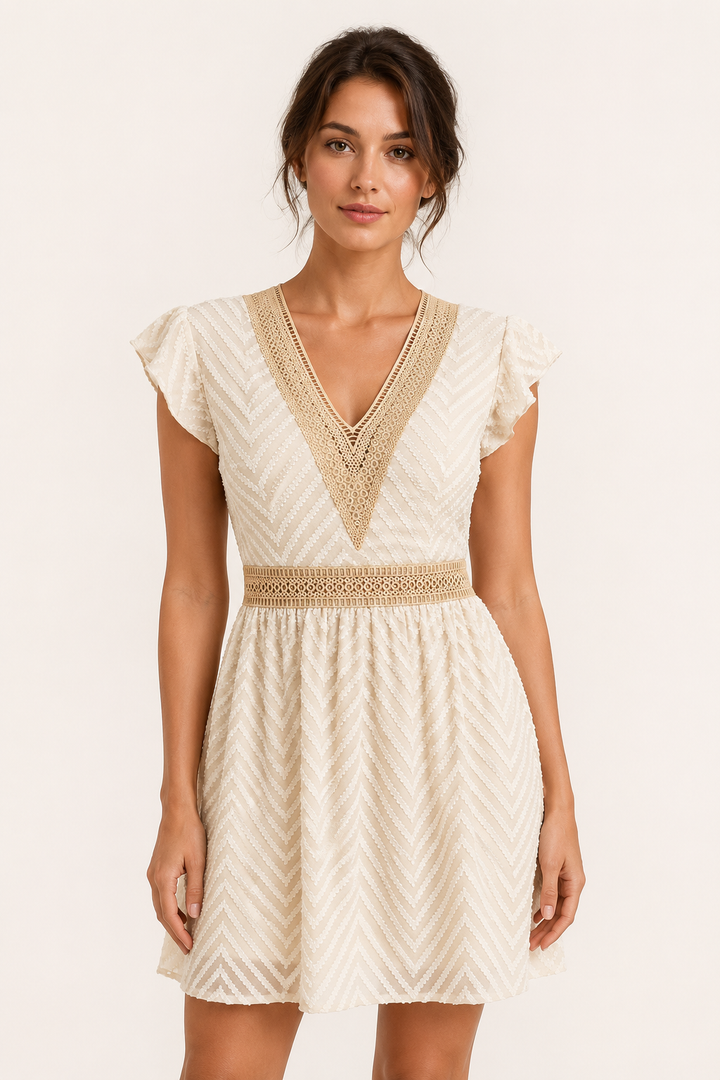 Zomerse damesjurk met zigzag print, V-hals, korte mouwen en elegante ruches in bohemien stijl.