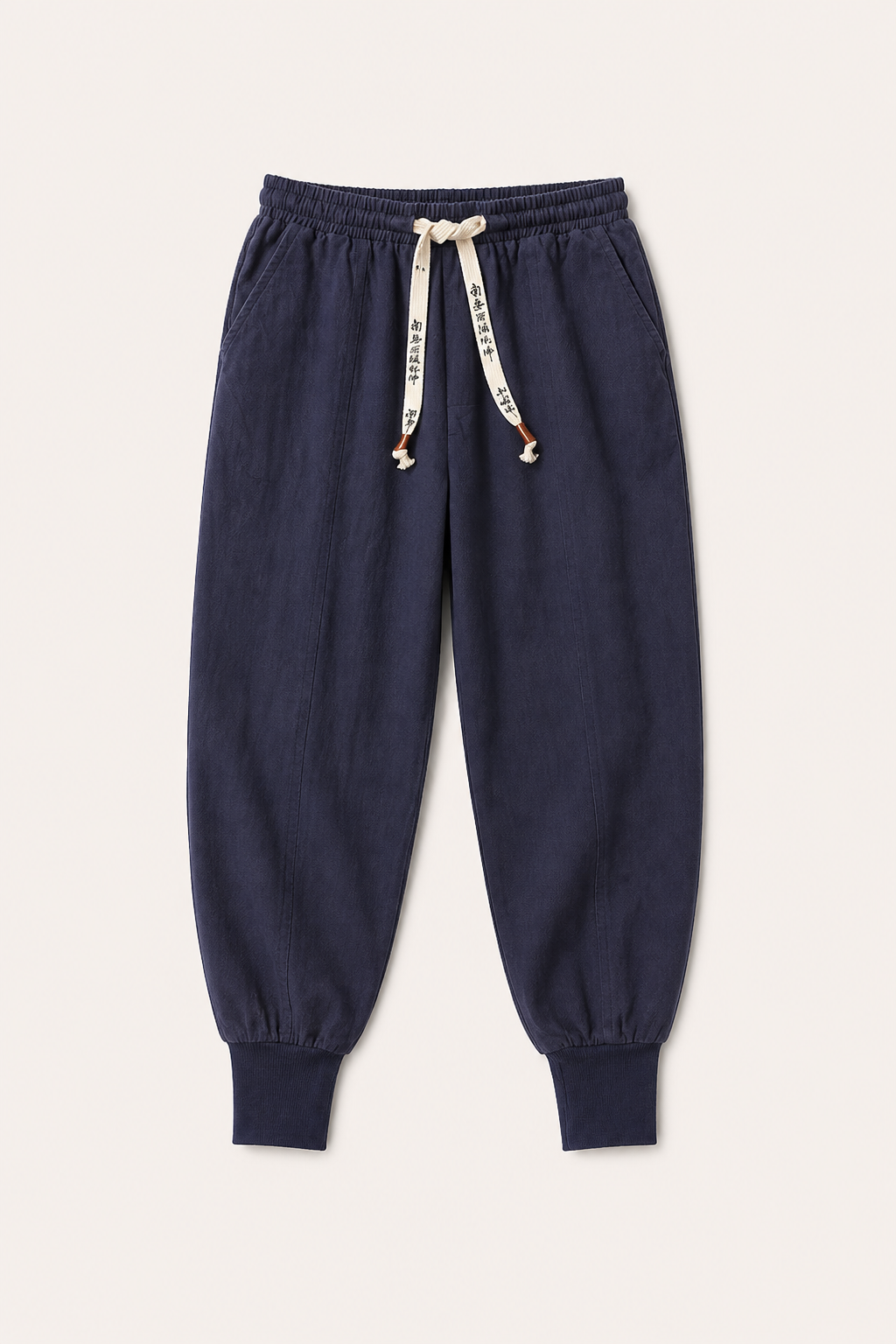 Trendy zwarte joggerbroek voor heren met trekkoord, ideaal voor een casual of sportieve outfit.
